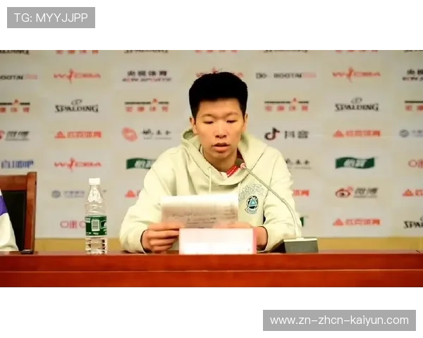 广东东莞新彤盛队主教练黄思赛场边专注指挥。