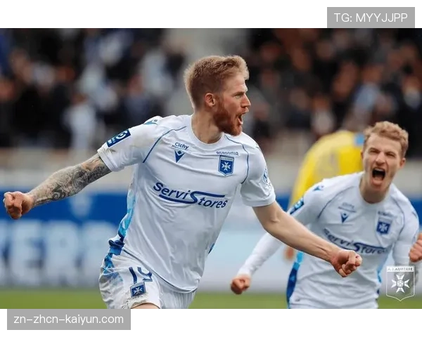 瞬间聚焦：图卢兹门将扑救后迅速手抛球发动进攻，直接找到已启动的前场边锋